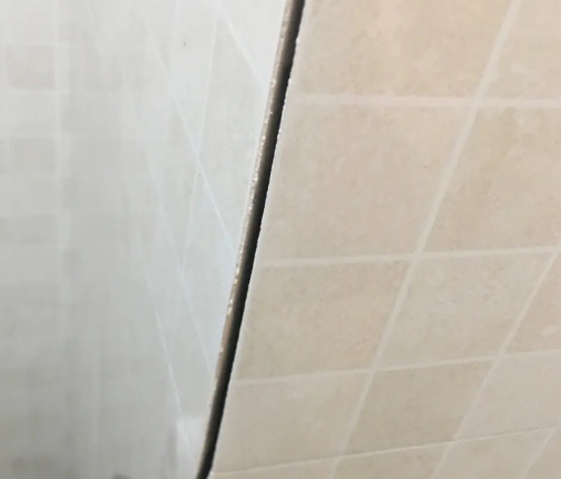 中阳瓷砖空鼓维修公司分享阳台瓷砖脱落的修复过程可以分为以下几个步骤