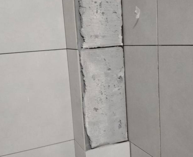 中阳瓷砖空鼓维修公司分享下瓷砖施工前基层浇水润湿程度不足，可能导致以下问题